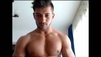 Cute 21yo muscle boy flexes his big muscles on cam for you